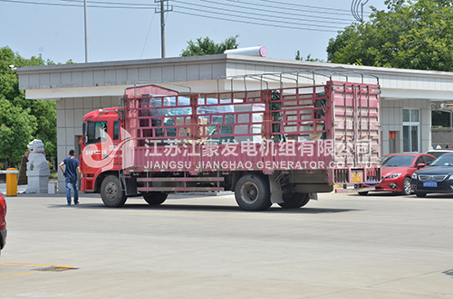 一臺400KW康明斯全自動底座油箱發(fā)電機組發(fā)安徽
